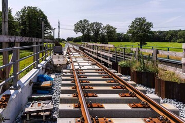 Nahaufnahme der Gleise der Gronaubruecke